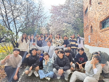 교정에&nbsp;찾아&nbsp;든&nbsp;봄을&nbsp;맞이하며,&nbsp;학생들과&nbsp;단체사진